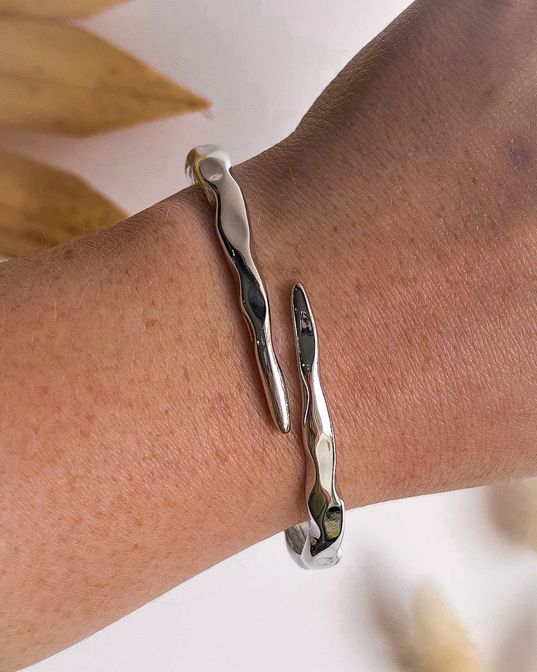Hammered Metal Hinge Bangle Bracelet [silver]