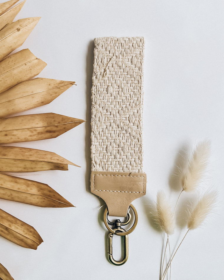 Easy Find Wristlet [off white/simple geo woven]
