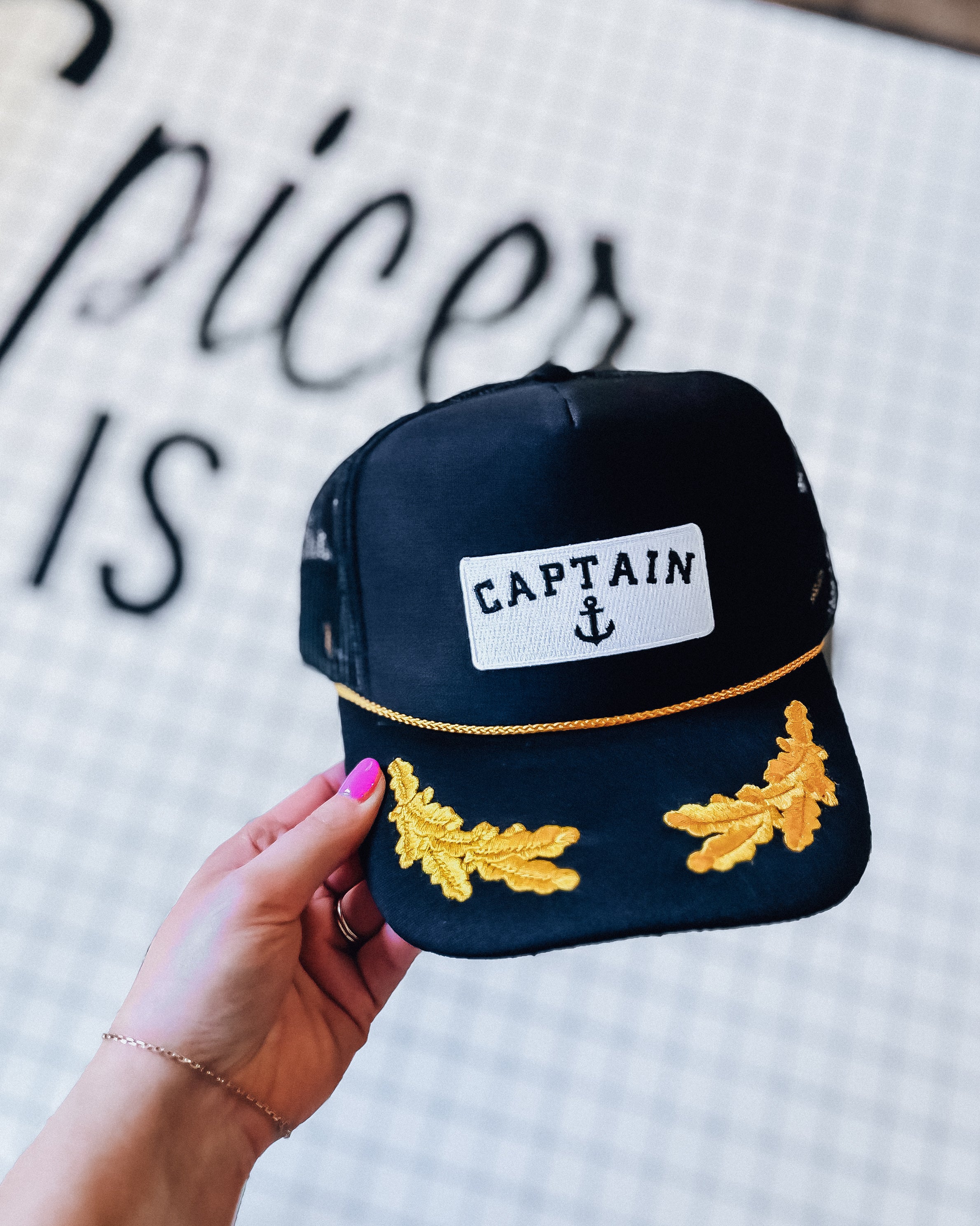 "Captan" Trucker Hat [black,gold]