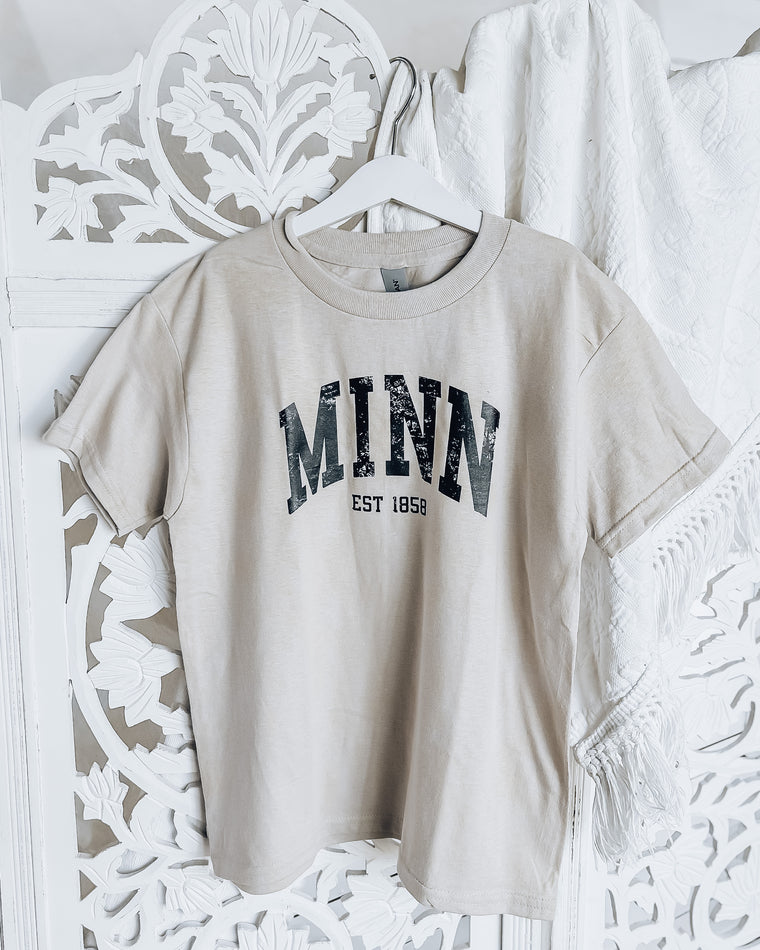 MINN EST 1858 YOUTH [sand]