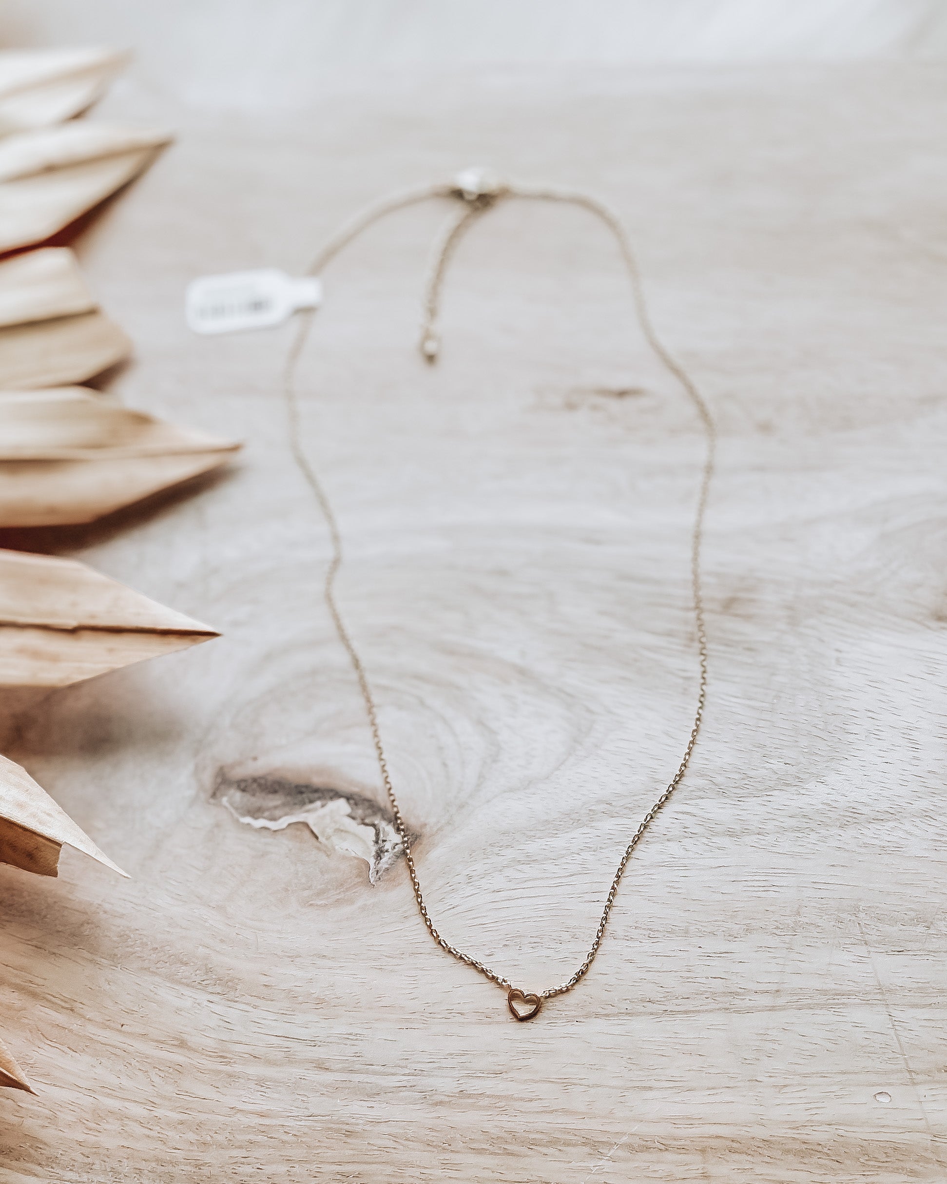 Dainty Heart Outline Necklace [gold]