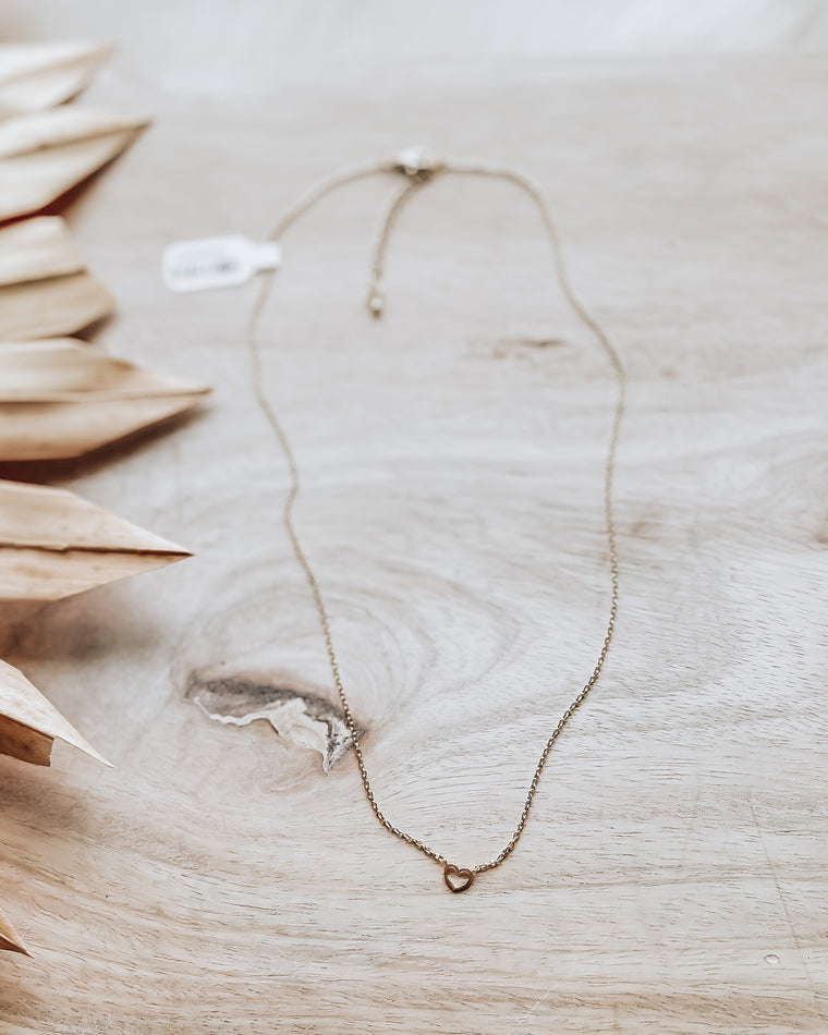 Dainty Heart Outline Necklace [gold]