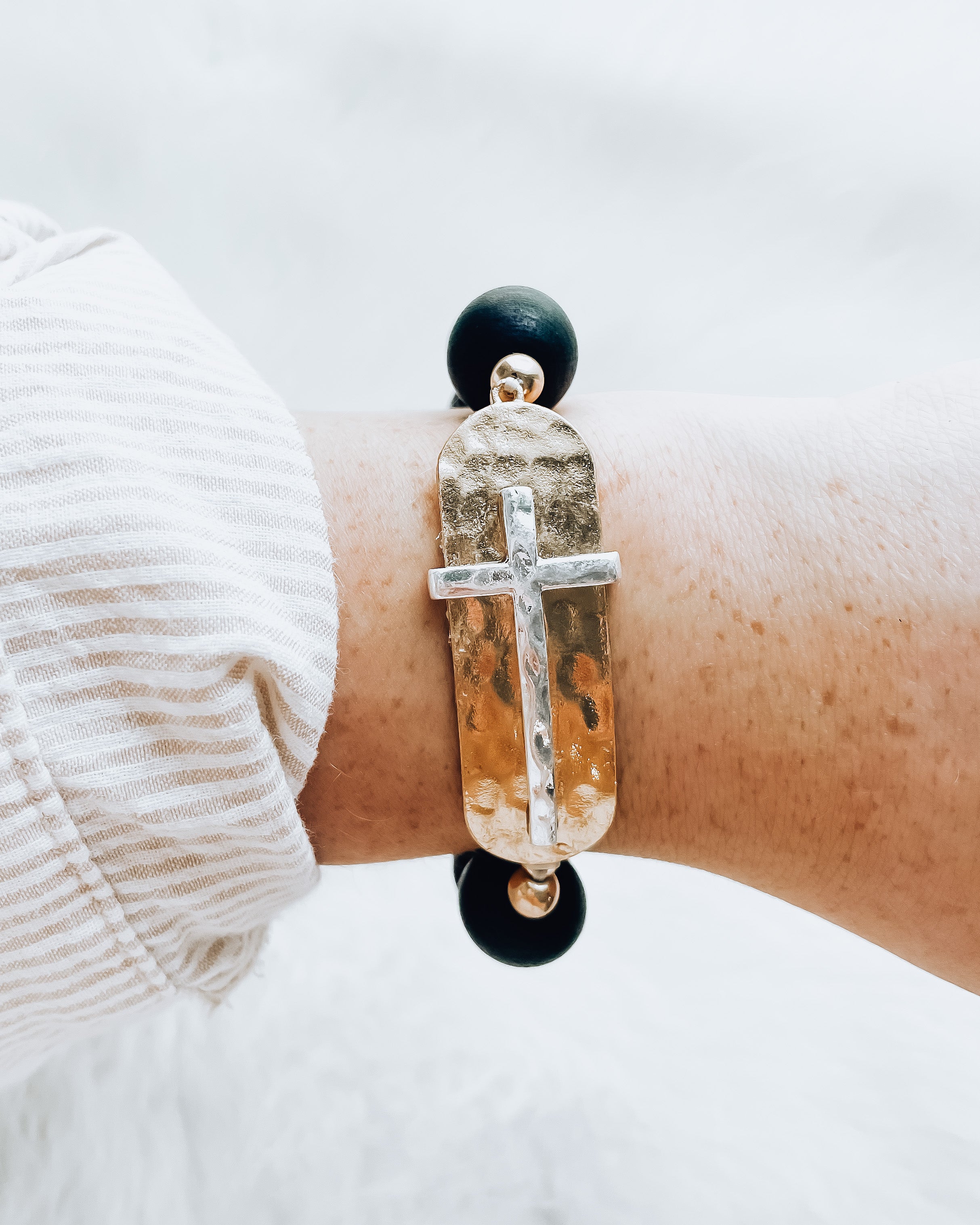 Cross Beaded Bracelet [gold/black]